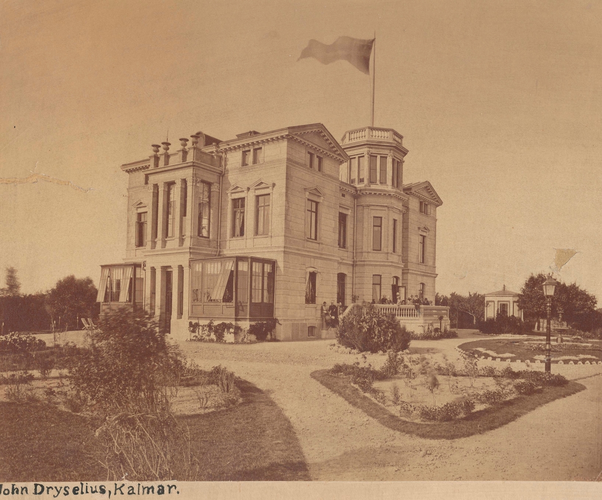 Villa Skansen i Kalmar. Bankdirektör Roosvals hus, uppfört till hans 50-årsdag. Villan lämnades vid Roosvals konkurs omkring 1886. Den blev senare navigationsskola och är nu (2021) ombyggd till bostadsrättslägenheter.