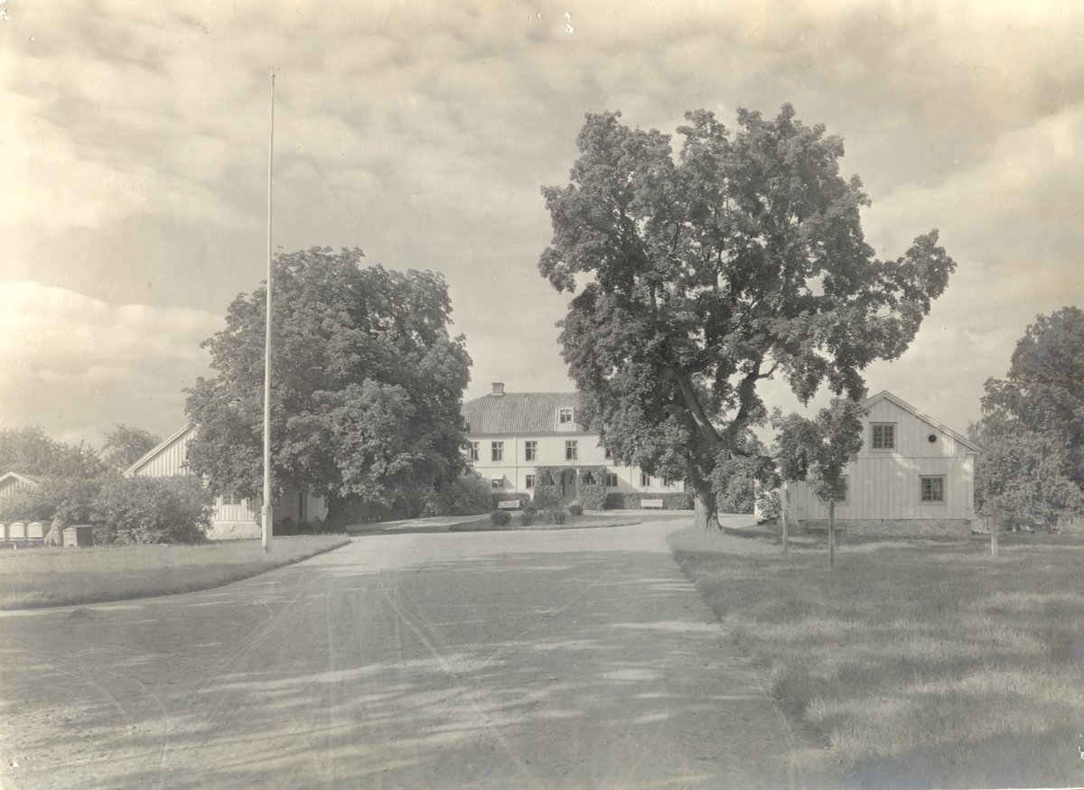 Sundtorps gård. Mangården sedd från söder. Nuvarande huset byggt 1822-1839. Tidigare var det två byggnader, vilka även fanns på 1760-talet.