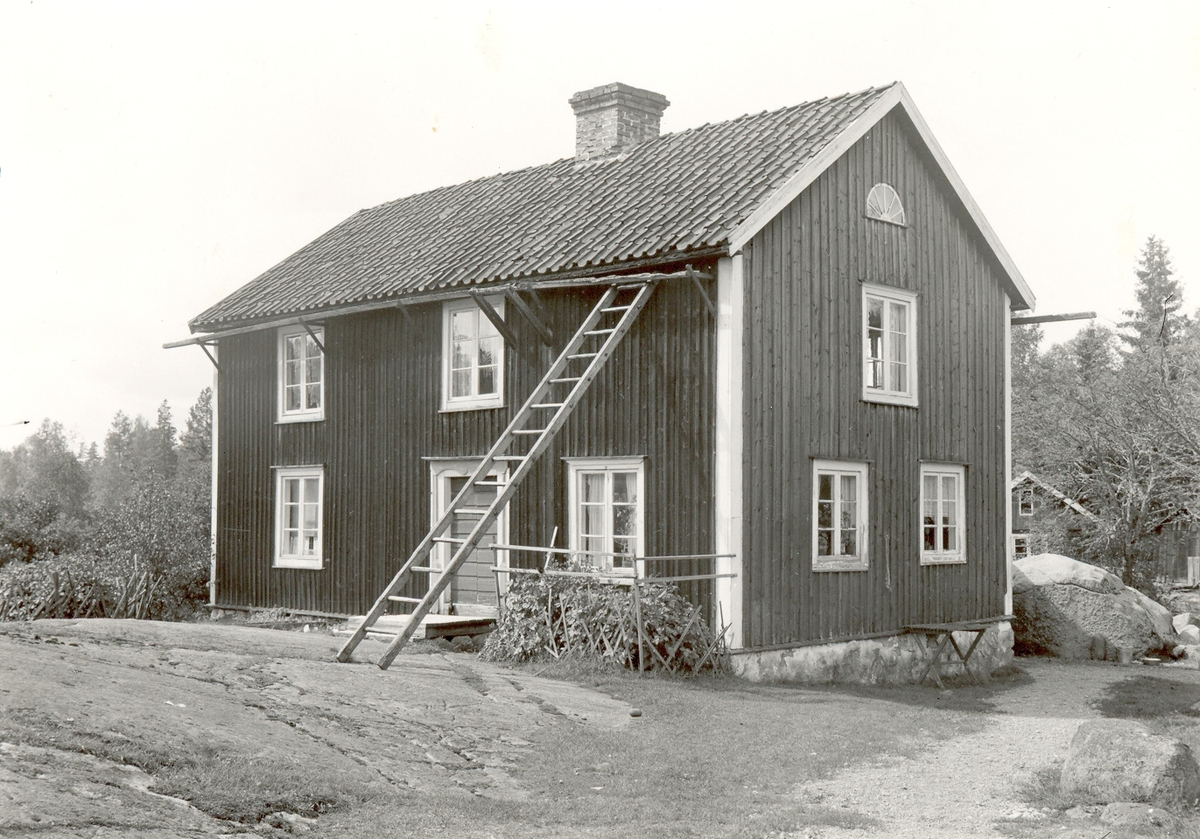 Manbyggnad. Östra Hult, brutet ur skogen under senare hälften av 1800-talet av två gamla karlar, som hette Per och Sven.