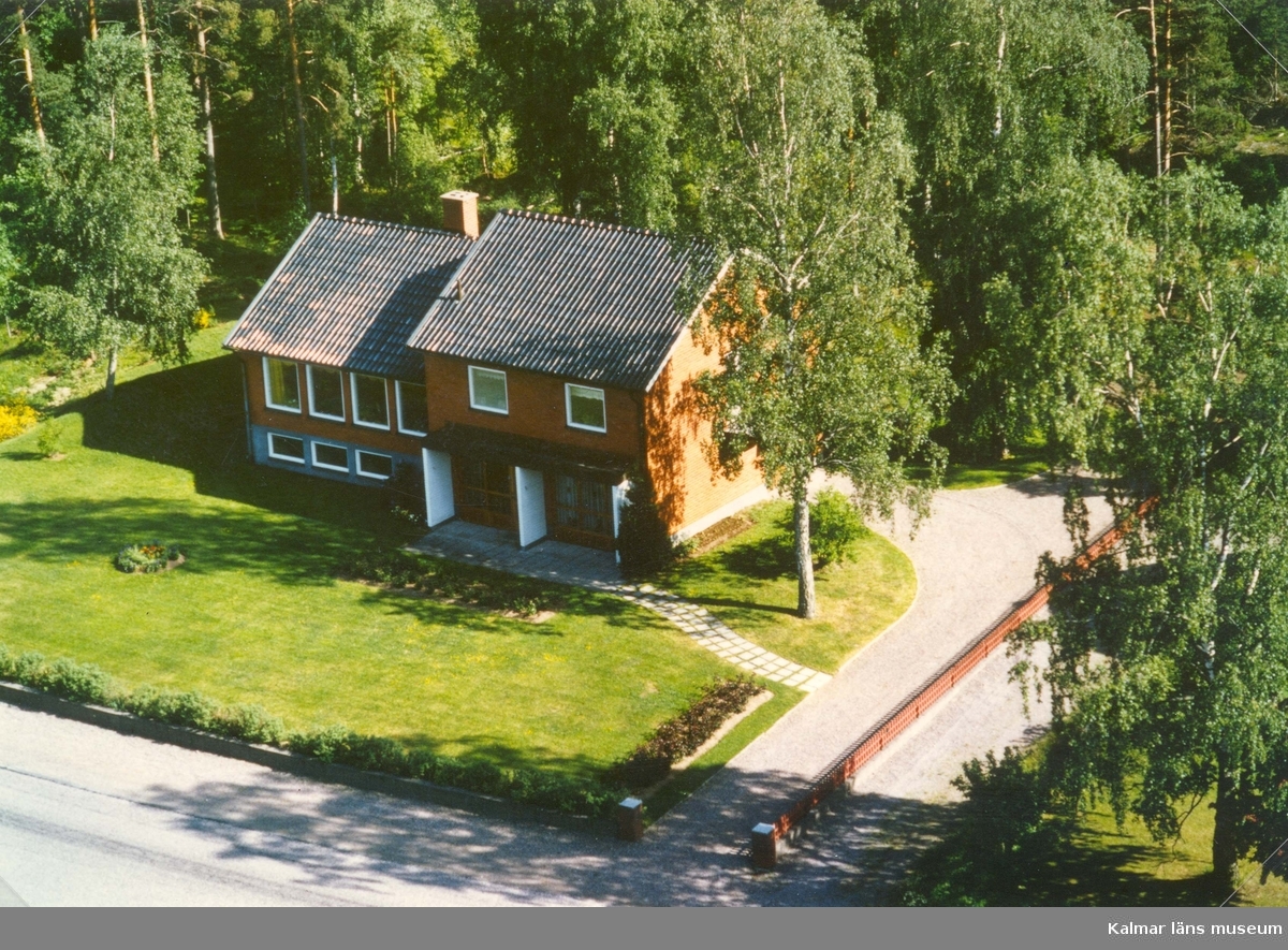 Flygfoto på ett enfamiljshus med trädgård och skogsmark i Sandslätt mellan Knivingaryd och Alsterbro.