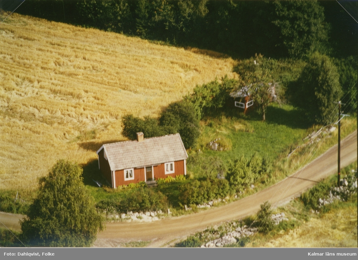En enkelstuga vid åkermark i Ljungby socken.