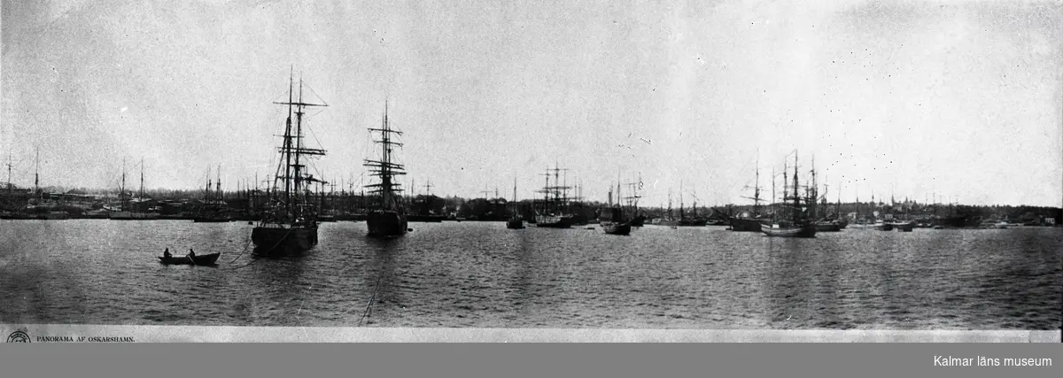 Panoramabild över hamnen.
Reproduktion från vykort.