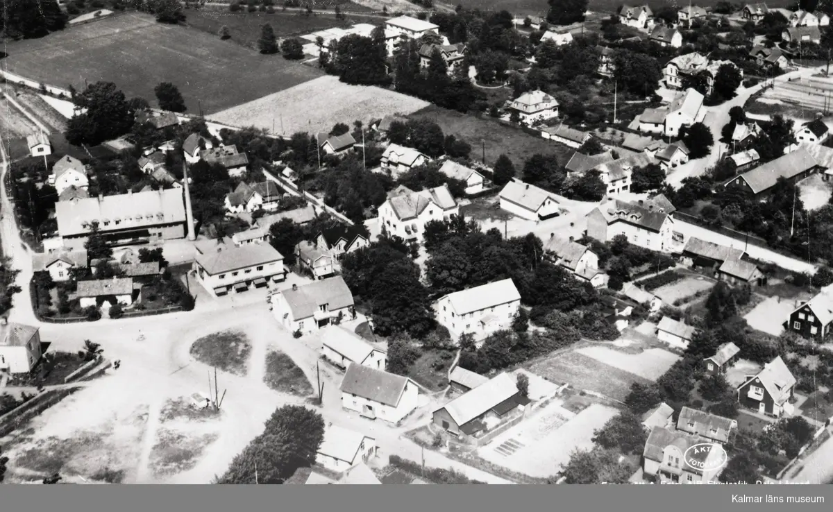 Flygfoto över Torsås med Olssonska gården i förgrunden.