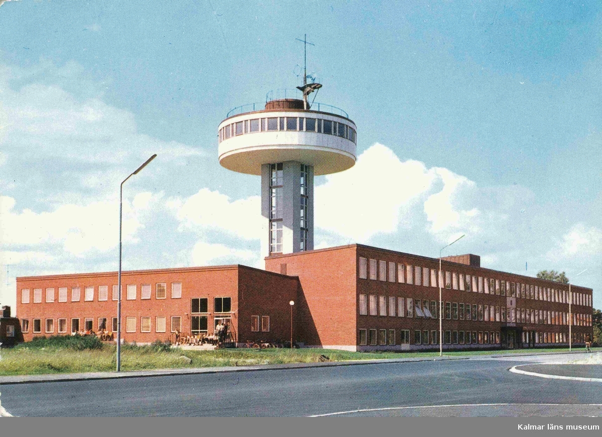 Sjöbefälsskolan i Kalmar. Denna byggdes för att ersätta  den gamla navigationsskolan i Skansen och utbildade i många år sjöbefäl för såväl däck som maskin. I tornet inhystes en övningsbrygga. Numera är verksamheten flyttad till den nya sjöfartshögskolan i hamnen.