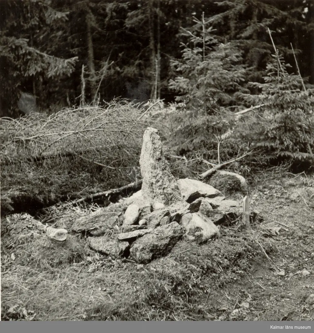 Sten och röse upprest av befolkningen på platsen för Rumskullamordet 1951.