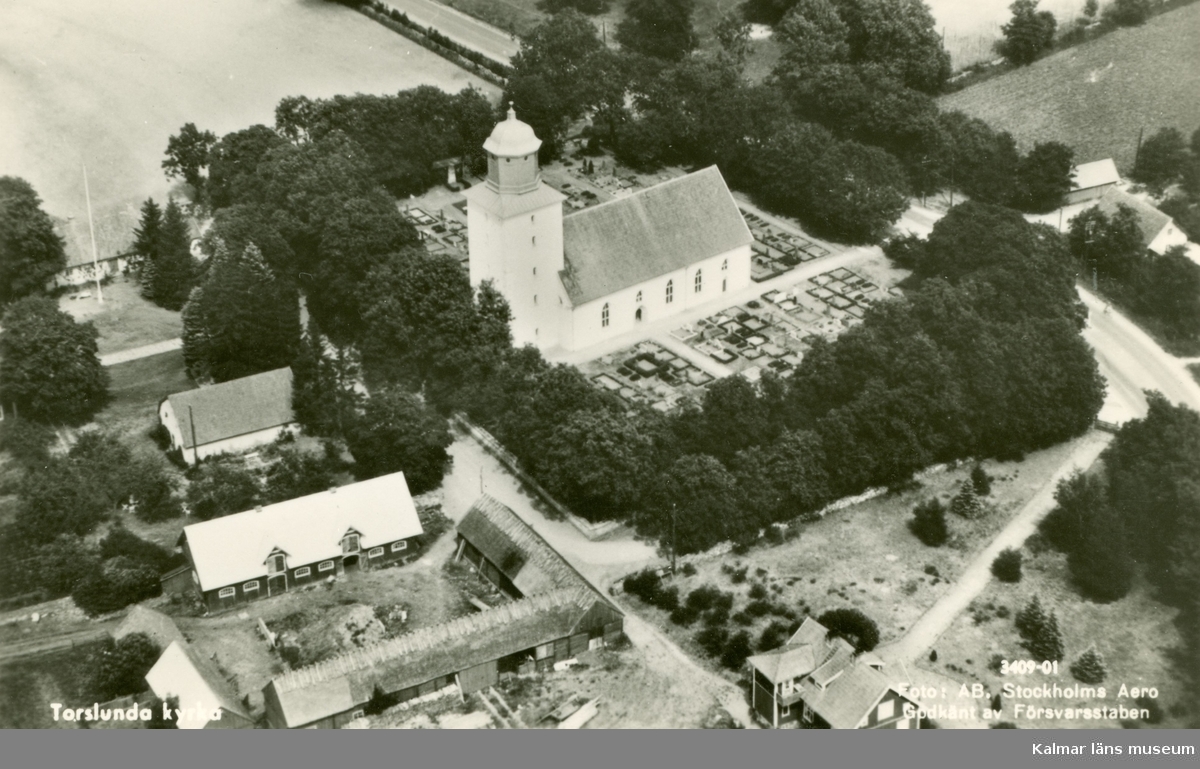 Flygfoto över Torslunda kyrka.