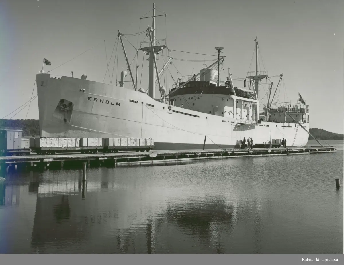 Lastmotorfartyget Erholm byggt 1943, vid hamnen i Edsbruk.