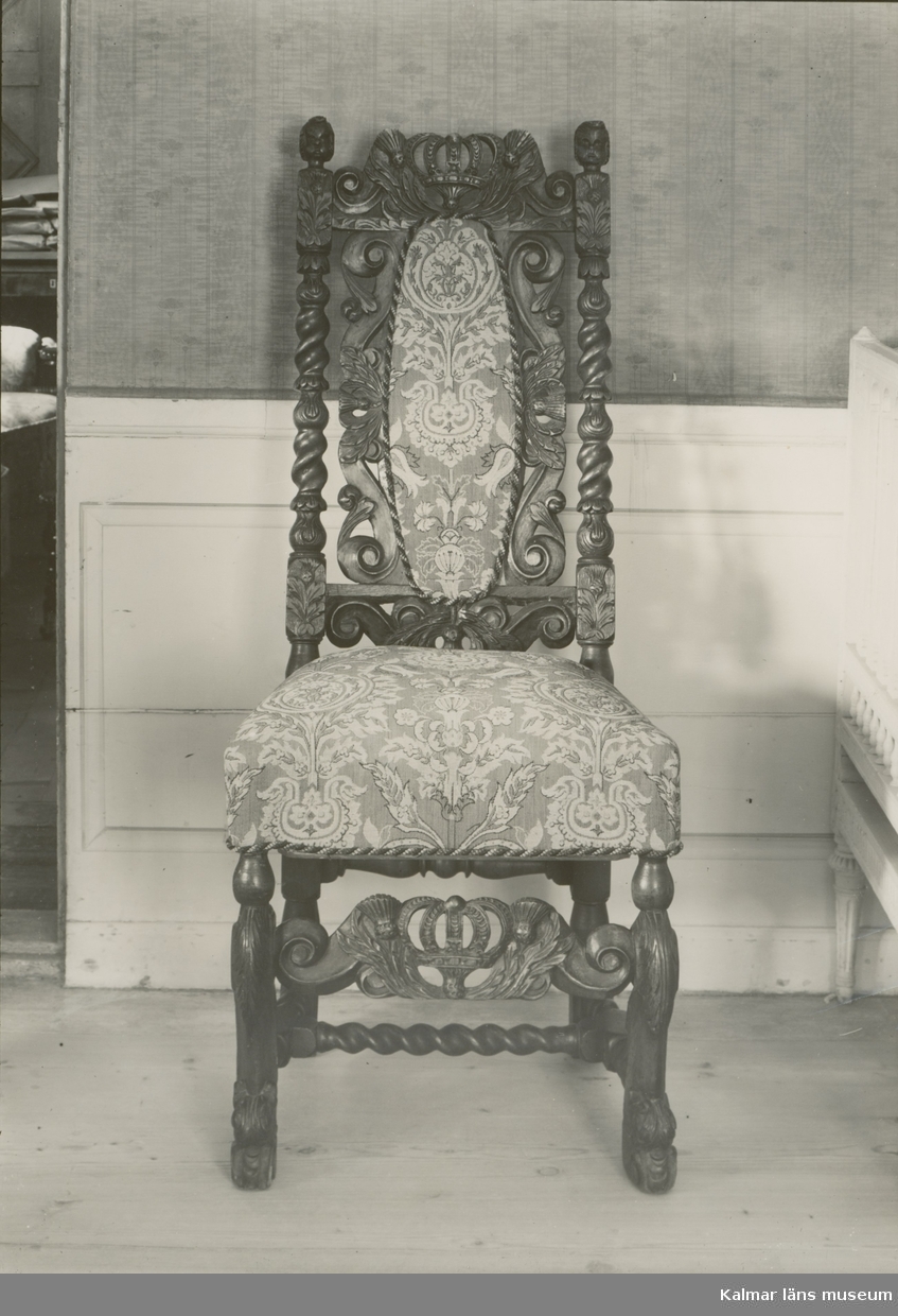 En stol i barockstil på gården Forsby 1:1.