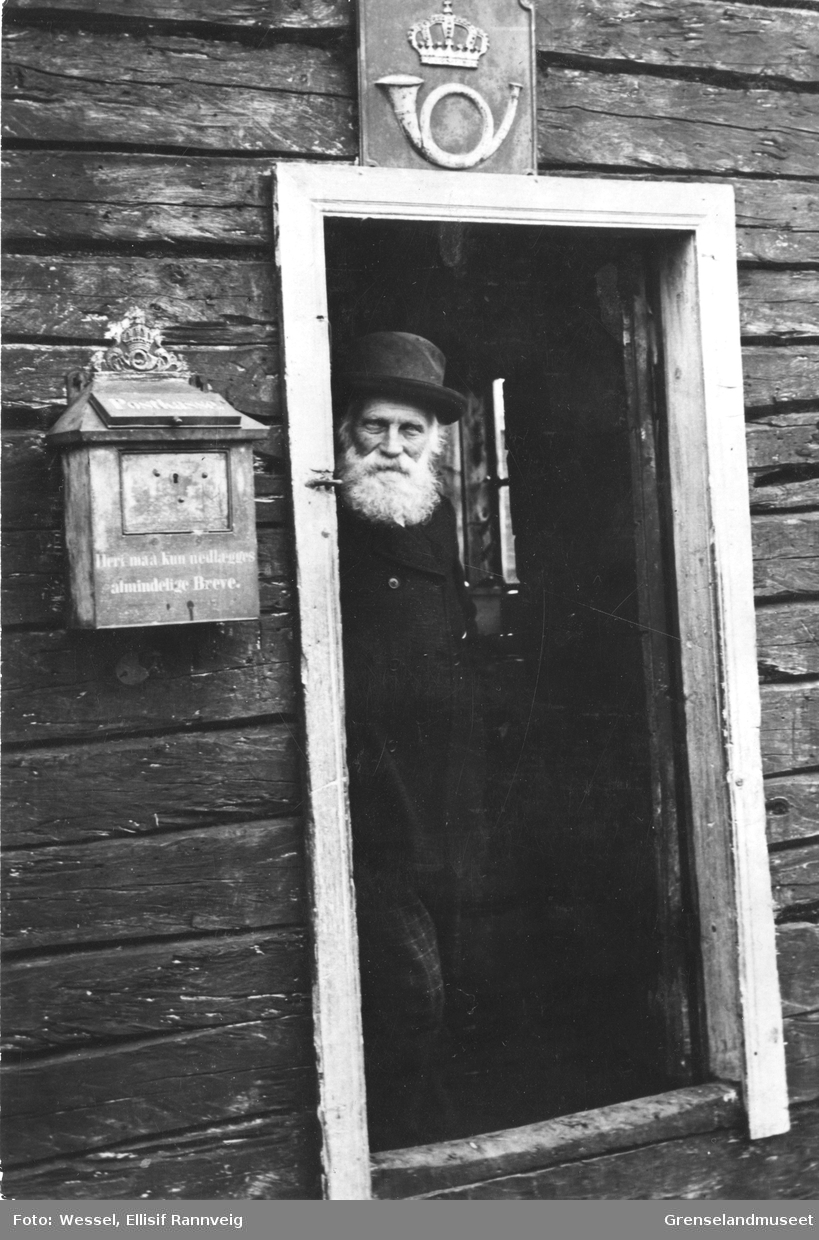 Handelsmann Hans Petter Figenschou i krambudøra, august 1896