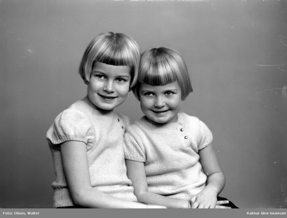 Ateljébild på två flickor. Enligt Walter Olsons journal är bilden beställd av Seved Sannfrid.