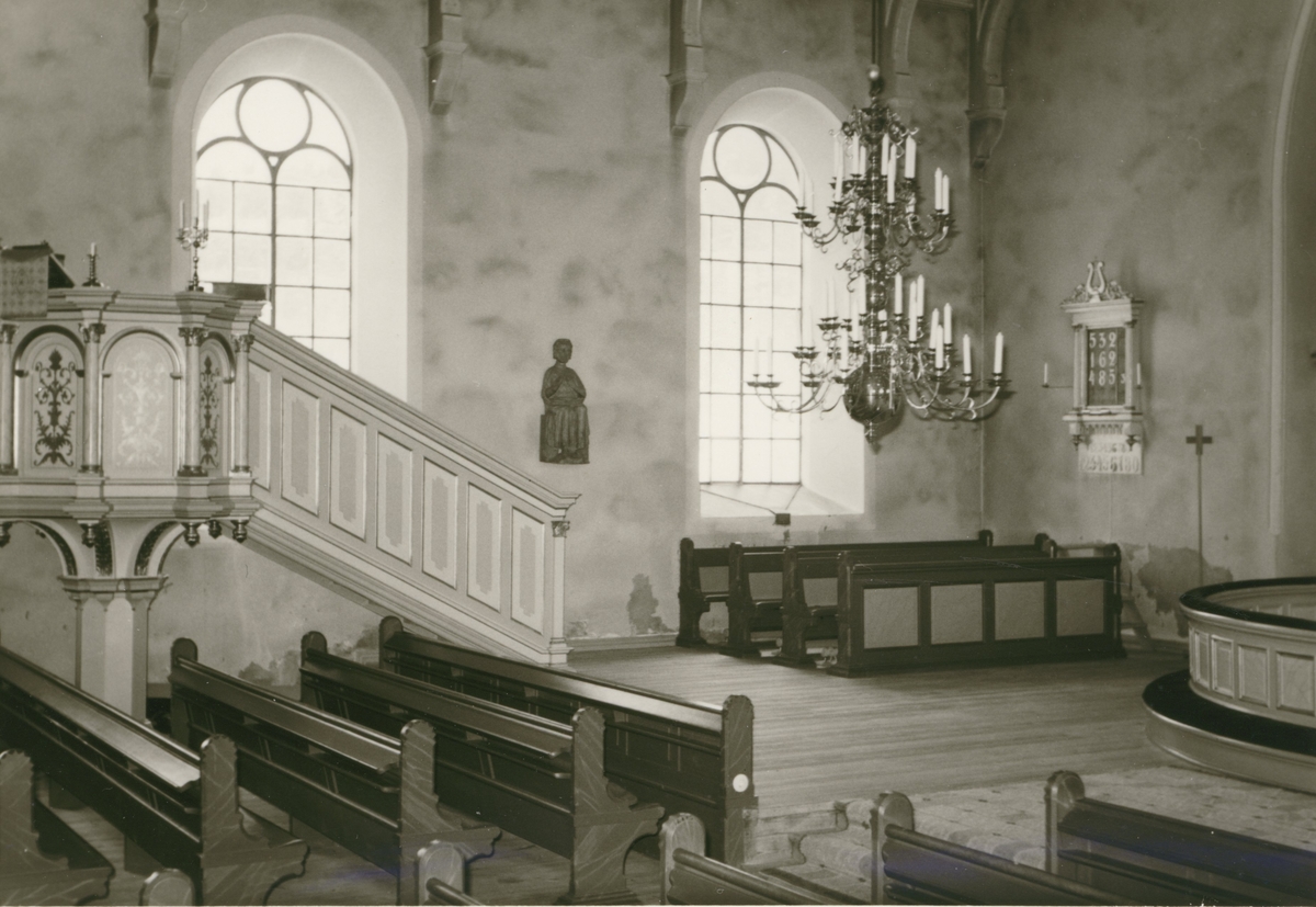Interiör från altaret med den fristående predikstolen i Hannäs kyrka,  före restaurering.