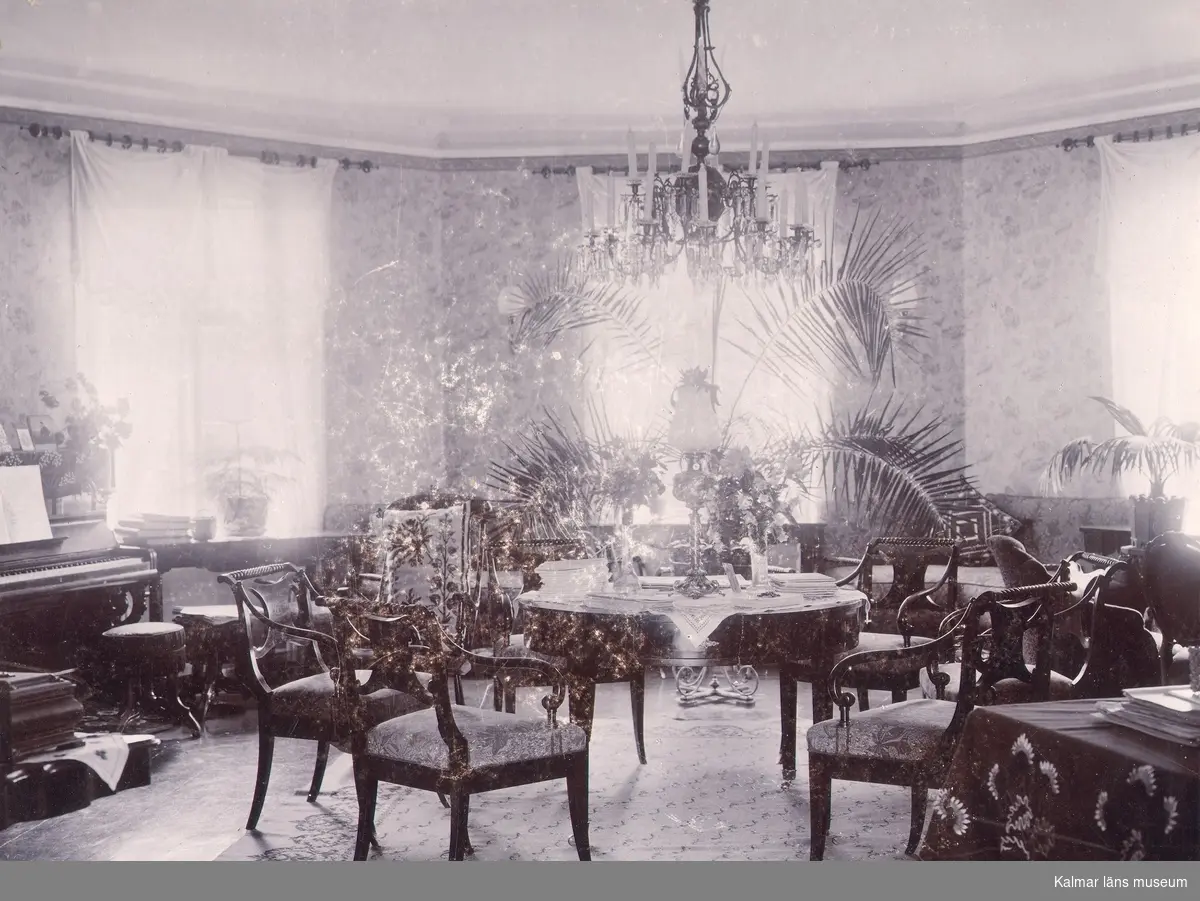 Vardagsrum med möbler från de Maré-Cronstedt och lagman Granskogs tid.