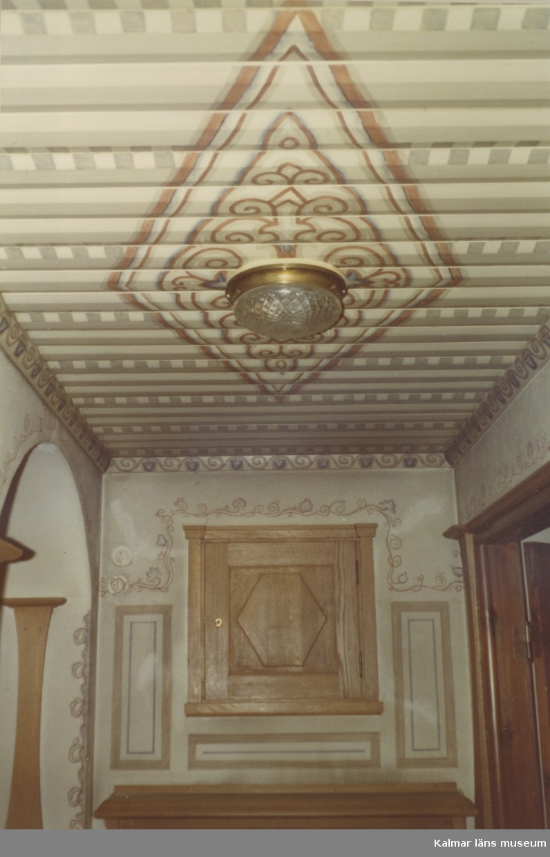 Lampa i hall på övre våningen i villa Solbacken.
