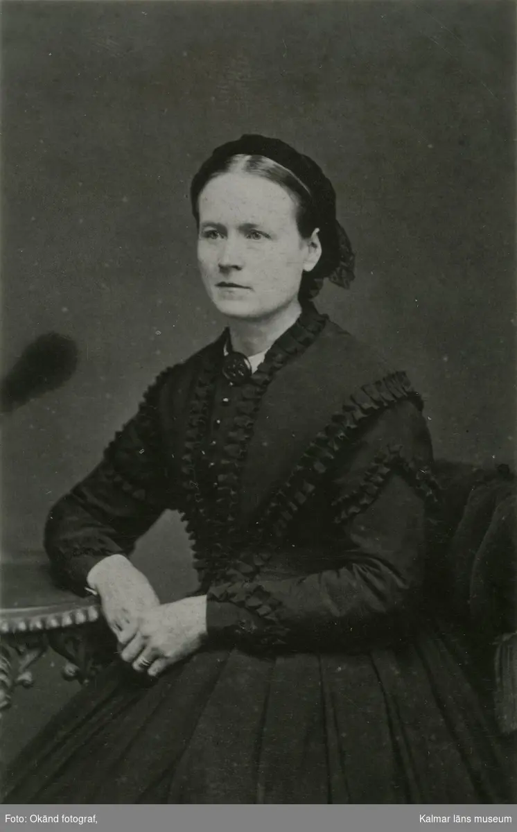 Christina Kjöhlberg, dotter till J. P. Kjöhlberg i första giftet. Född i Mortorp 8/12 1827. Gift med sjötullsvaktmästaren Lorenz Petersson. Död 1894.