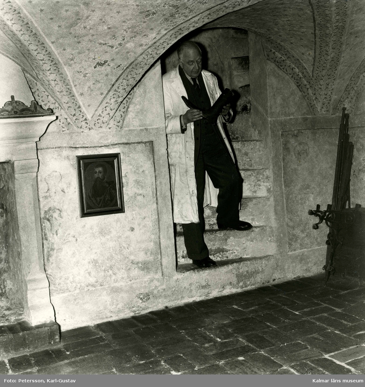 Intendent Manne Hofrén i trappan från Gröna salen till entresolvåningen på Kalmar slott.