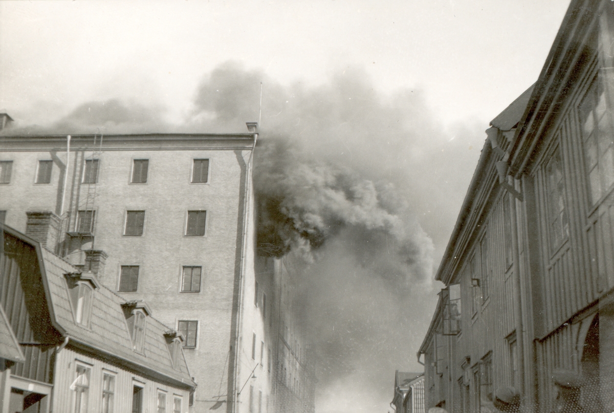 Ångkvarnsbranden 1935-07-06. Bilden är tagen längs Proviantgatan och visar hur röken bolmade ut.