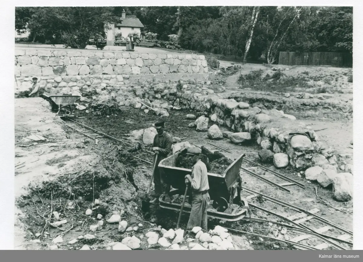 Arkeologisk utgrävning i Stadsparken, troligen 1920-tal.