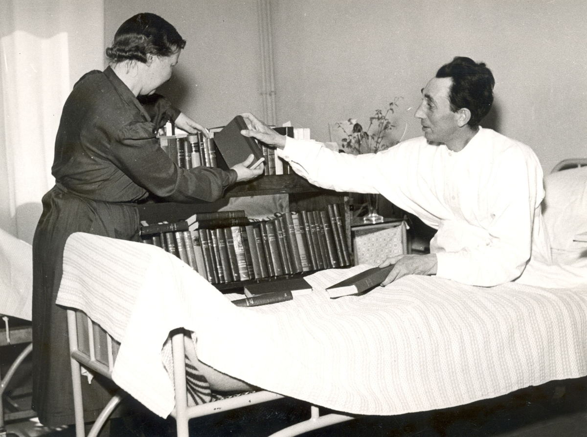 Patient tar del av sjukhusbibliotekets böcker på gamla lasarettet.