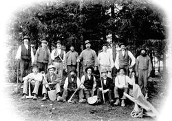 Veiarbeidere ved Båstad kirke i Trøgstad 1905. Personene er 