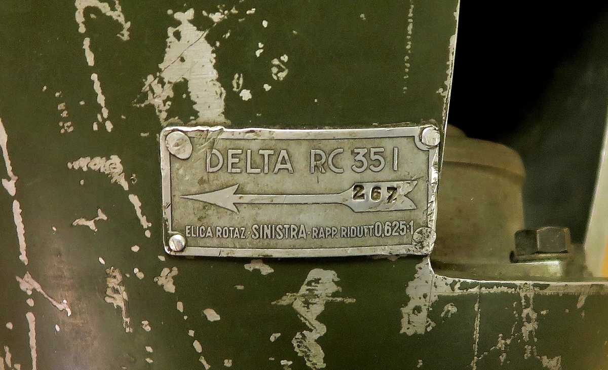 Isotta Fraschini Delta RC35I. En 12-cylindrig, 4-takts, luftkyld, inverterad V-motor. Uppskuren i undervisningssyfte.