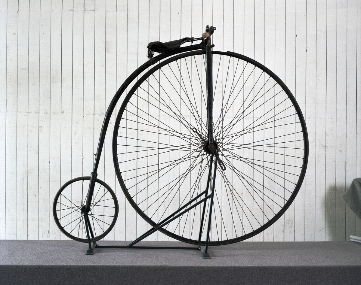 cykel-h-ghjuling-med-ett-stort-framhjul-och-ett-litet-bakhjul-med