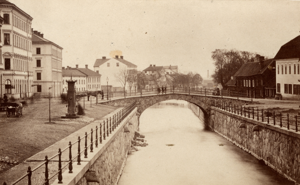 Nybron och Ö. Ågatan, Uppsala, omkring 1870.