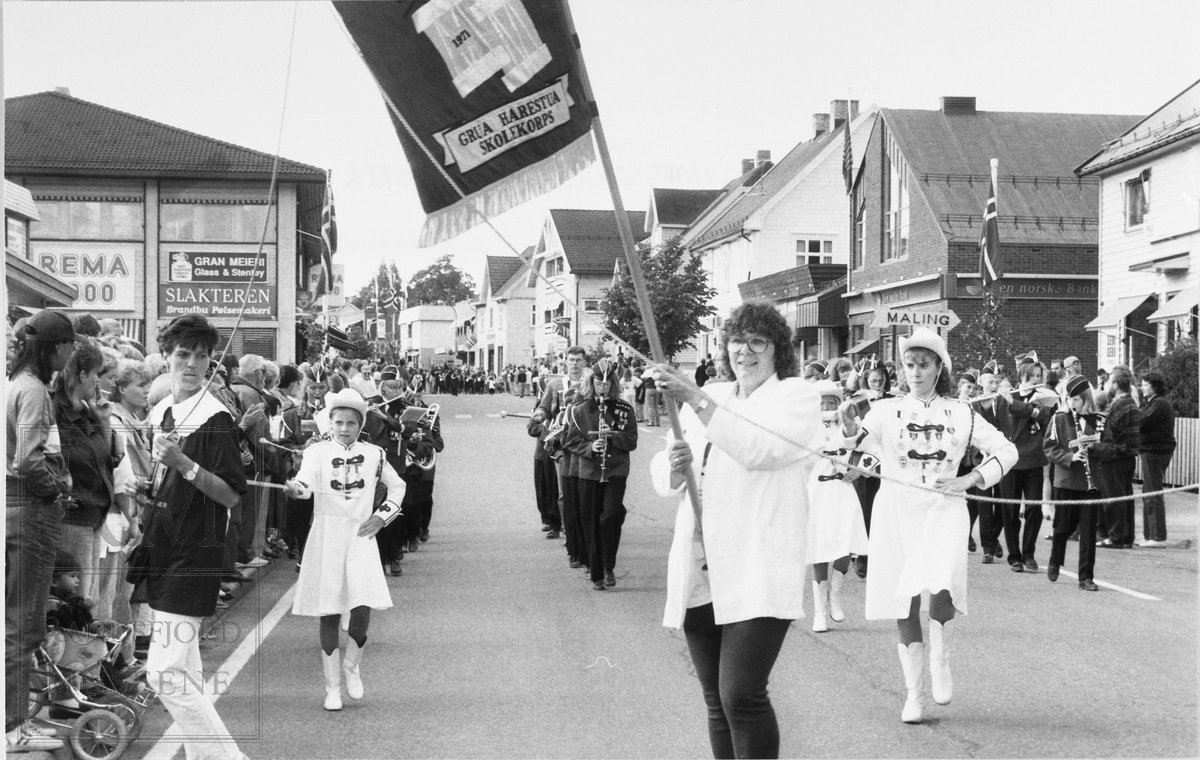 Grua og Harestua Skolekorps marsjerer i Vassenden i 1993.