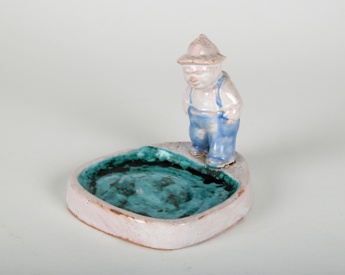 Askebeger dekorert med figur av en liten mann med hatt og sekk.