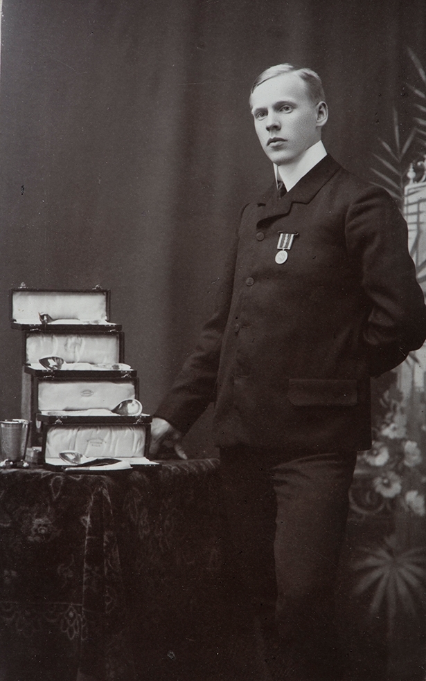 Otto Monsen, portrett med premiesamling. Hamars første store idrettsutøver, med en rekke norske mesterskap og norske rekorder i høyde. Han var også en dyktig skøyteløper. Representerte Norge i OL 1908.