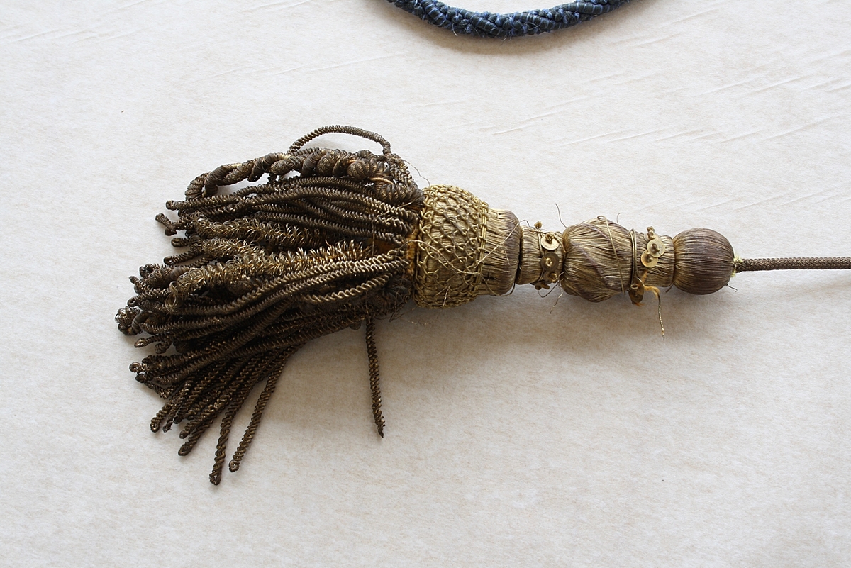 Nordhordlandslandskap med fjord og kyrkje.