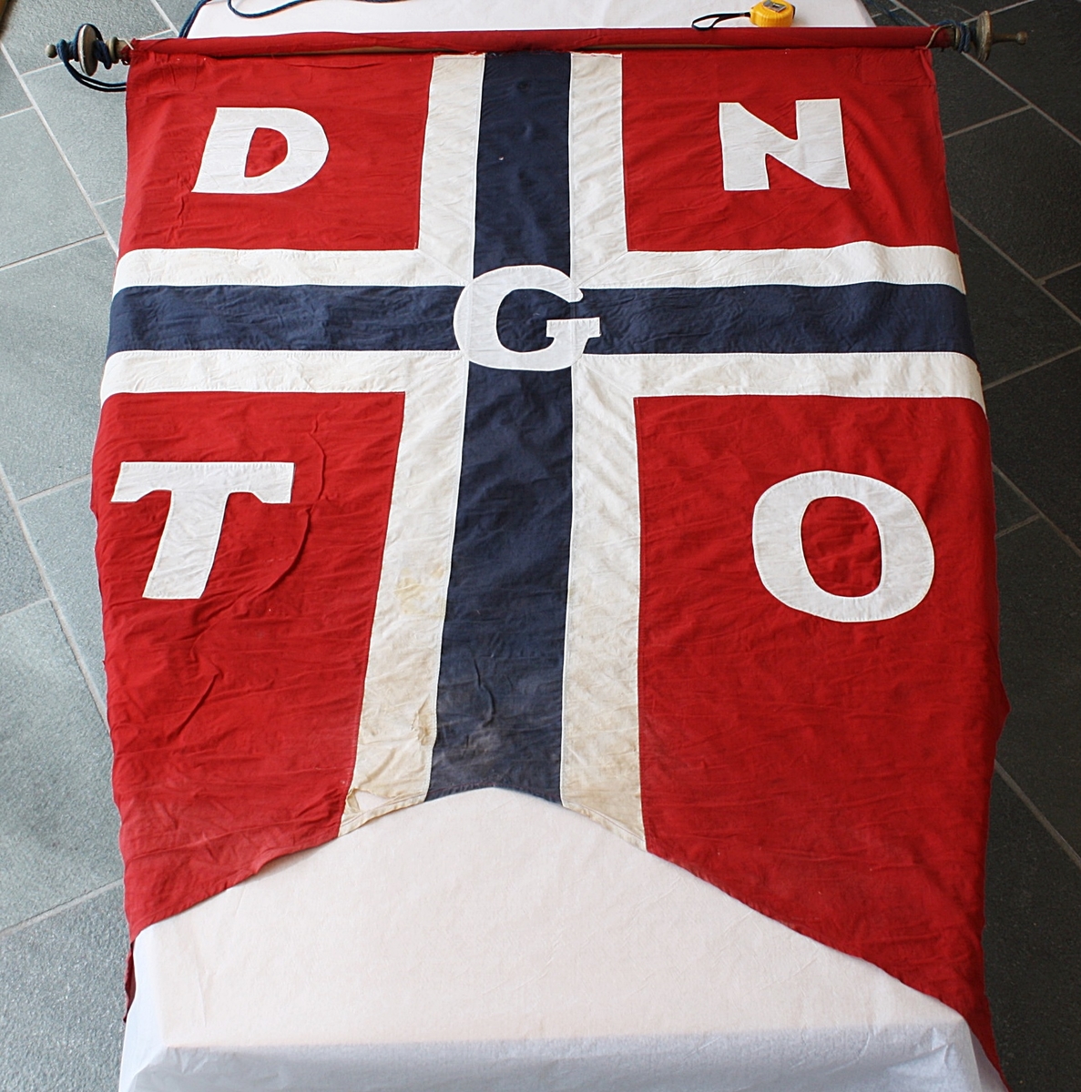 Flagg (norsk). Ganske falma, det er også forsterkingar i hjørna. Fra Den Norske Godtemplarorden på Tjeldstø.