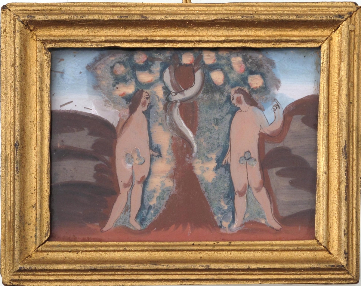 Adam og Eva under kunnskapens tre. To figurer med tynn brun konturstrek, brunt hår og fikenblad. Rødbrun stamme og  mark omkring. Blågrønt tre med store epler, hvor fargen nesten er borte. Lysblå himmel.