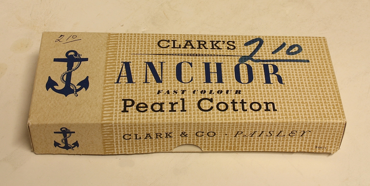 Rektangulær eske med lokk og 32 brodèrgarn i.