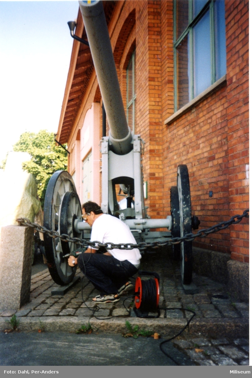 Kanon m/1885. 12 cm. Utanför museet. Namn se notering.