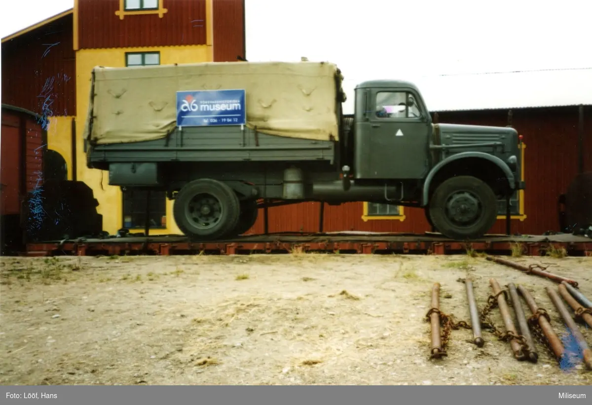 Terrängbil m/1942 M, Klöckner. Lastad på järnvägsvagn i Anten.