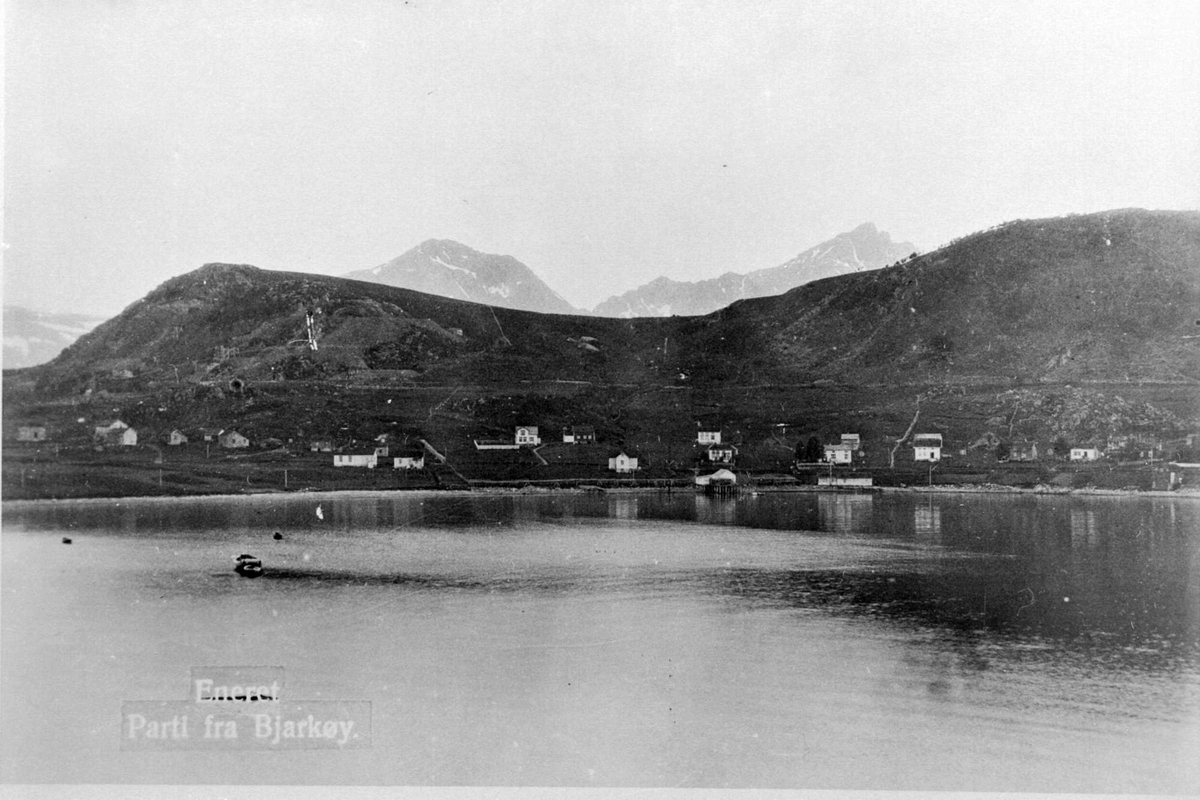 Landskap og bebyggelse rundt Nergården på Bjarkøy. - Sør-Troms Museum ...