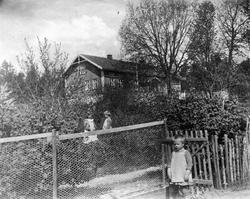 Christian Lorentz Holm f. 1892 som fire-åring ved grinda til