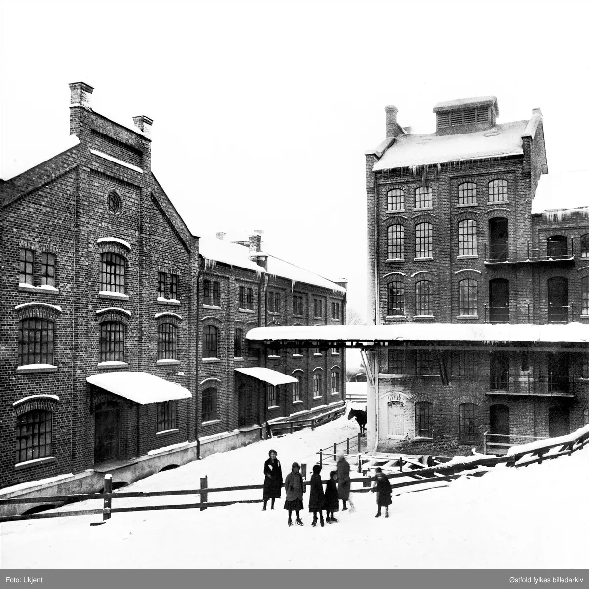 Møllebyen i Moss ca. 1920-30.
Tekst fra postkort produsert av Moss by- og industrimuseum:
"Foto viser Central Pakhus til venstre og Kloster Mølle til høyre. Kloster Mølle er fra år 1900-01 og var på den tiden den mest moderne mølle for bygg, rug og mai i Skandinavia. Central Pakhus sto ferdig i 1914 og var et melpakkhus med plass til 30.000 sekker. Mellom bygningene sees transportbånd formelsekker. Begge bygningene har gjennomgått endringer i løpet av årene, og huser nå bla.a. bibliotek, kino og museum (2002).