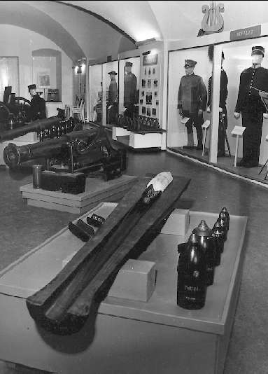 Karlsborgs museum, uniformer och föremål i fästningssalen.
