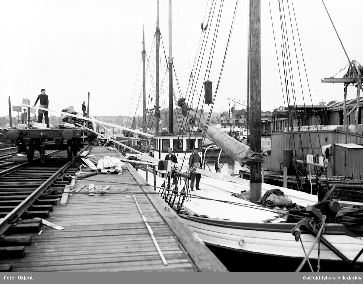 Borregaard fabrikker, Sarpsborg, levering av skurlast fra sagbruket med båt (Borglyng(?)) 1939. Arbedere er ukjente.