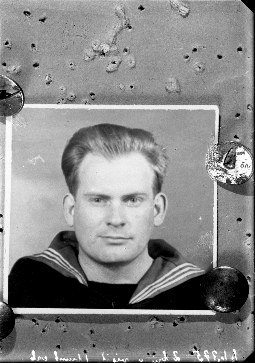 Portrett. Kopi. Ung mann i marineuniform. Bestilt av Jenny Østensjø.