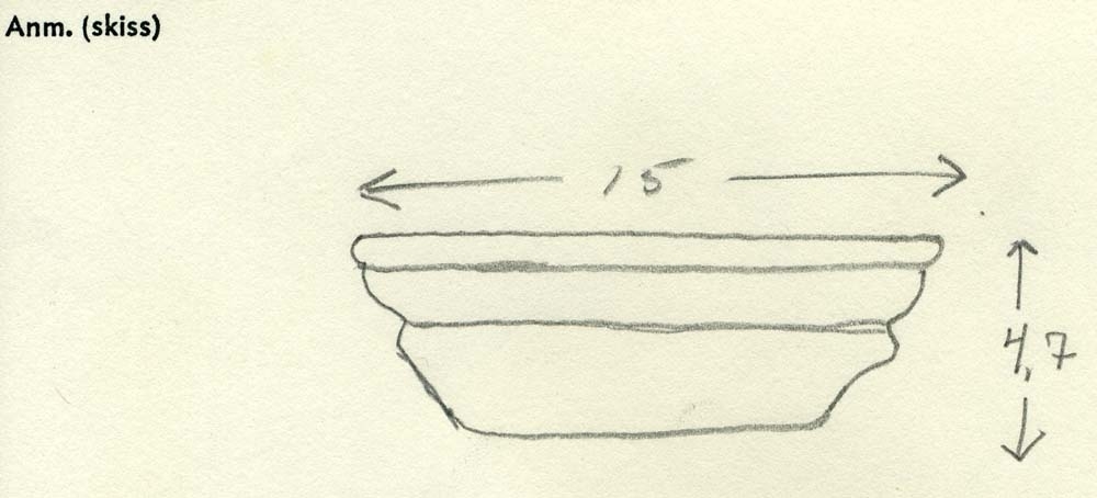 Profilerad sockel i form av en pelarbas eller topp. Ytan på botten vinklad. Övre kant avbruten. Högra änden vittrad så profilen är otydlig. Mellan saltskada (salt: 1-2).
