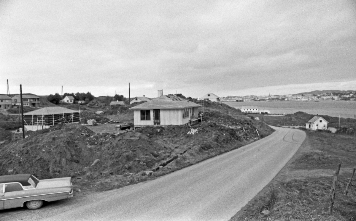 Byggenummer - 26/10-1972. Bl.a. boligsjef Lindefjell og arkitekt Lea.