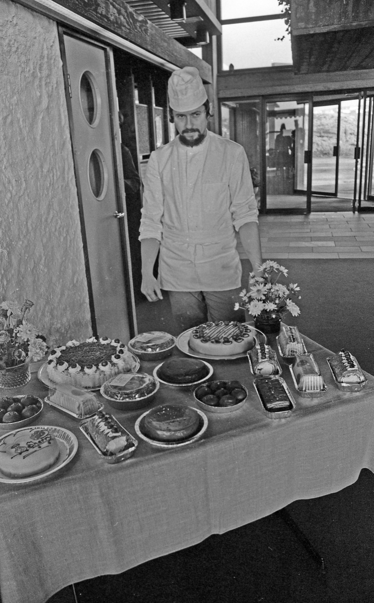 Mange smilende personer foran inngangspartiet på Park Hotel - tidligere Touring Motor Hotell. Kjøkkensjefen viser fram dessertutvalget. Kjøkkensjefen serverer middag for fornøyde gjester.