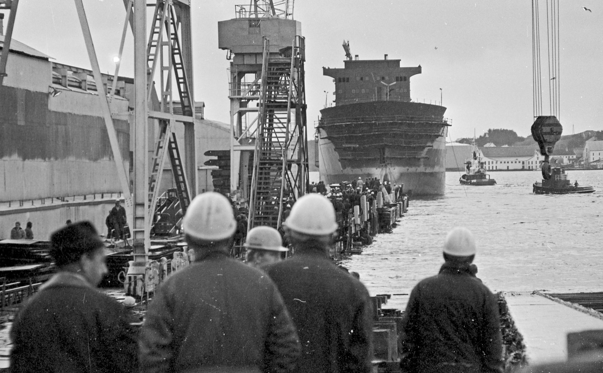 Sjøsetting på H.M.V. Et større skip som sjøsettes - verkstedarbeiderne ser på.