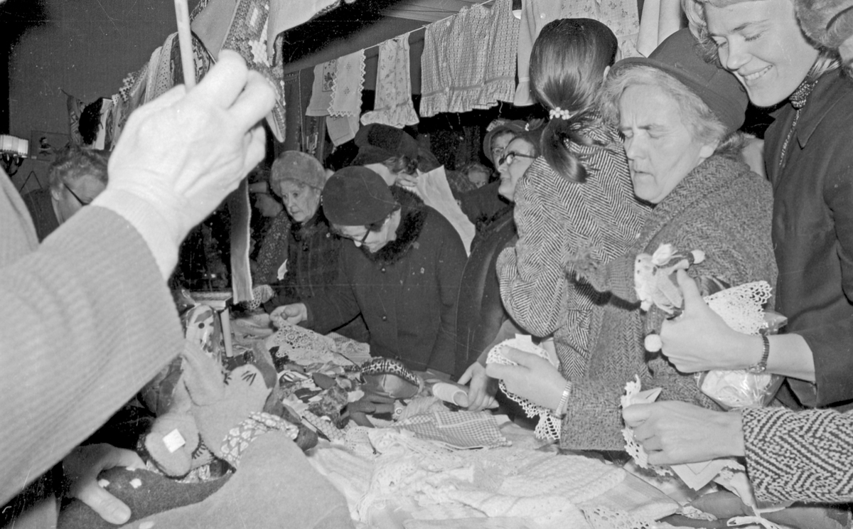 Julemesse. Organisert kaos. Stort utvalg av varer og ivrige kunder på jakt etter gode tilbud.