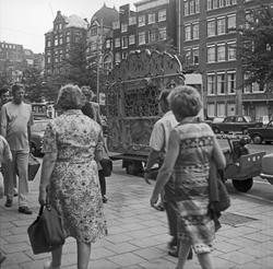 Sentrumsgater og kanaler i Amsterdam. Kanalbåter side om sid