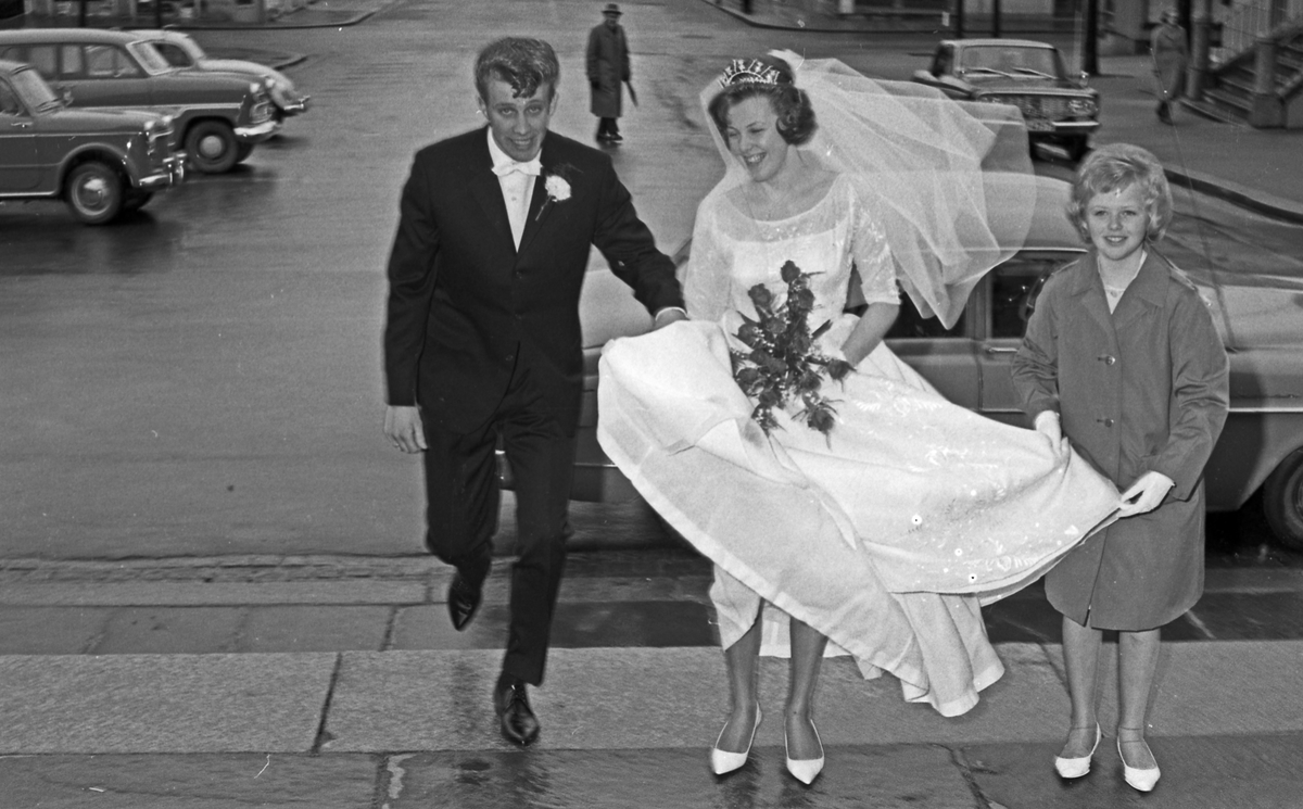 Bryllup. Brudeparet ved ankomst til kirke, under vielsen og ved festen etterpå - bestiller Steinar Salvesen