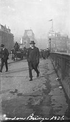 London. Mange personer på vei over London Bridge. Hest og kj