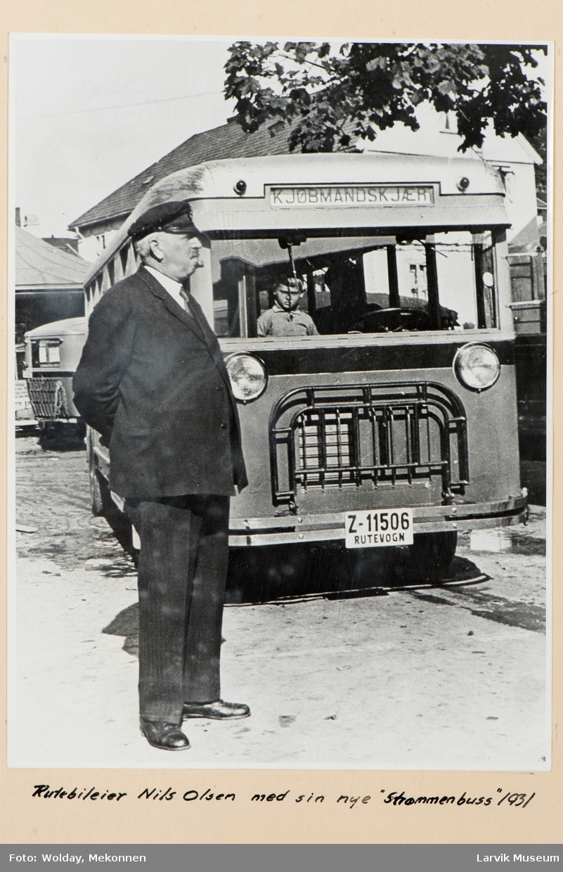 Rutebileier Nils Olsen med sin nye "strømmenbuss" 1931